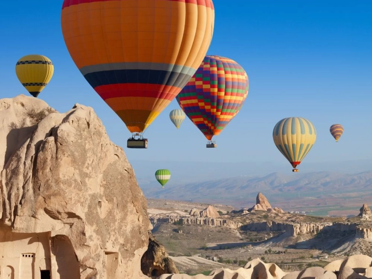 castle-with-ballon